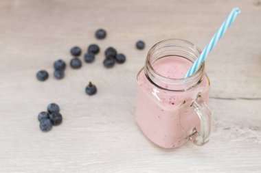 blueberrie güler yüzlü bir kavanoz kupa ile saman Üstten Görünüm