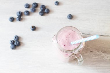 blueberrie güler yüzlü bir saman ile bir kavanoz kupa