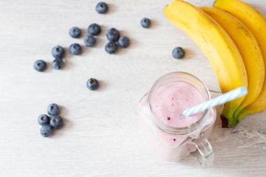 blueberrie güler yüzlü bir kavanoz kupa bir saman ve muz ile