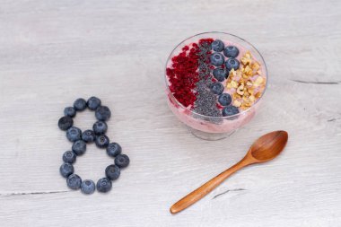 blueberrie şekli kalp ve güler yüzlü bir saman ile bir kavanoz kupa