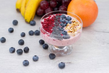 Sağlıklı kahvaltı güler yüzlü kase tablo ve taze meyve