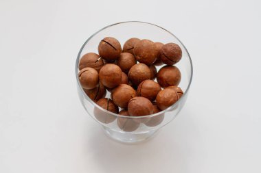 Beyaz arka planda Macadamia fındıkları