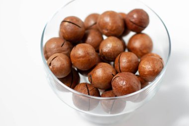 Beyaz arka planda Macadamia fındıkları