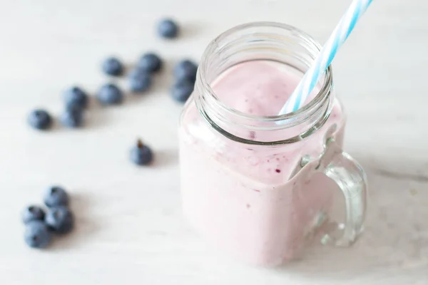 Egy Üveg Bögre Szalma Blueberrie Smoothie — Stock Fotó