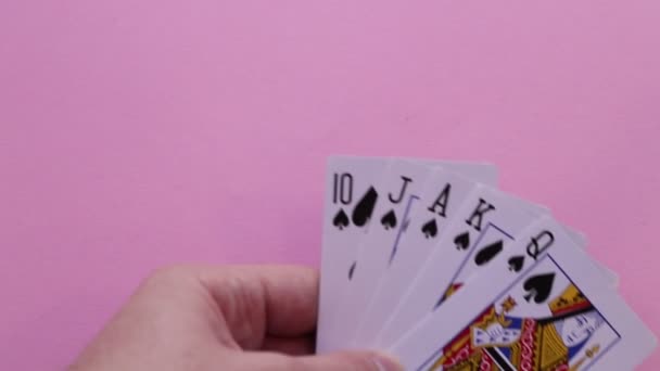 勝利カードの組み合わせを持つポーカープレーヤーはロイヤルフラッシュです。 — ストック動画