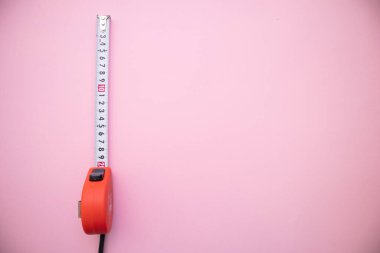 Pembe arka planda tek bir bürokrasi ölçüsü. Boş kopya alanı olan üst görünüm.