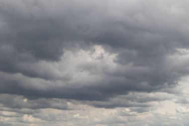 Fırtınanın kötü havasında dramatik gökyüzü.