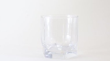 Bardağa buz dolduruyorum..