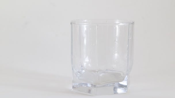 Cubos de hielo cayendo en un vaso — Vídeos de Stock