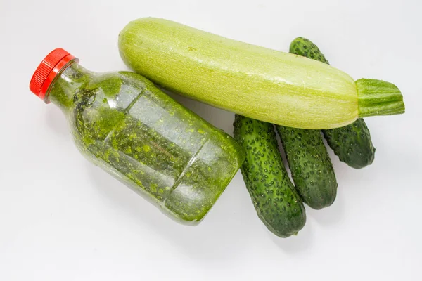 Bottiglia Con Frullato Crudo Fresco Verde Spinaci Cetrioli Zucchine — Foto Stock