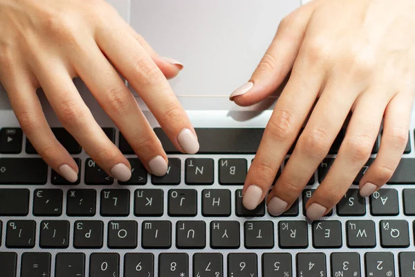 Top View Woman Hands Typing Laptop Keypad Flat Lay Hands — Stock Photo, Image