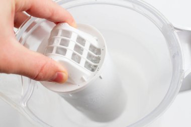 Su filtresi kartuşu insan elinde.