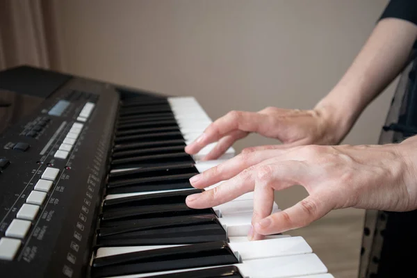 女性の手のクローズアップデジタルピアノキーボードで — ストック写真