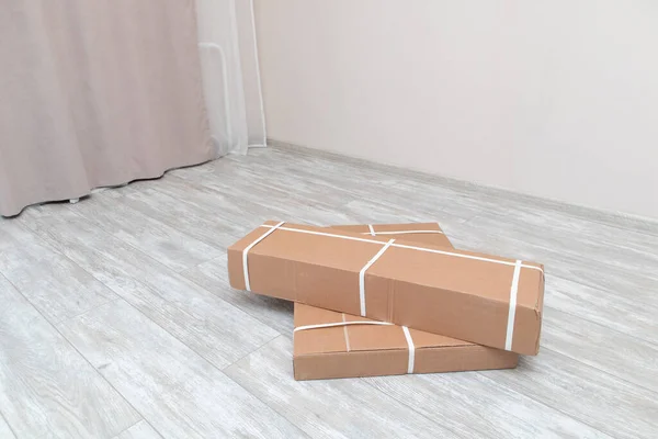 Boîtes Emballées Avec Des Meubles Sur Sol Dans Appartement — Photo