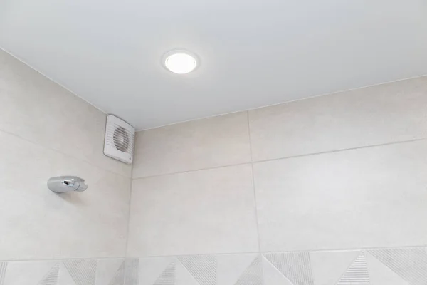 Sistema Tiene Aire Acondicionado Baño Ventilador Escape Baño Techo Elástico — Foto de Stock