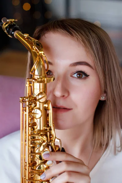 Portrét Sexy Blondýny Jejím Saxofonem — Stock fotografie
