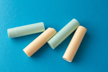 Mavi arka planda hijyenik ruj setleri.