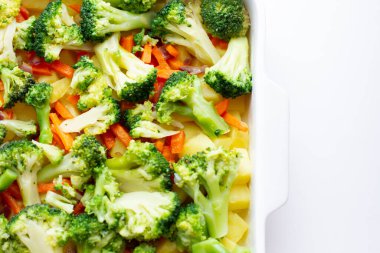 Fırın tepsisinde çiğ sebze. Fırın tepsisi manzarasında sebze pişirmek. Seçici odak.