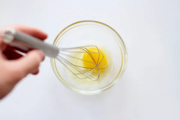 Виски Свежих Яиц Стеклянной Миске Белом Столе Плетеные Яйца — стоковое фото