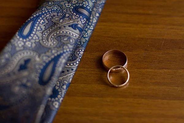 Anillos Boda Corbata Del Novio Enfoque Selectivo — Foto de Stock