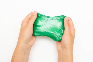 Çocuk yeşil çamur oynuyor. Beyaz arka planda sümük tutan Çocuk Eli.