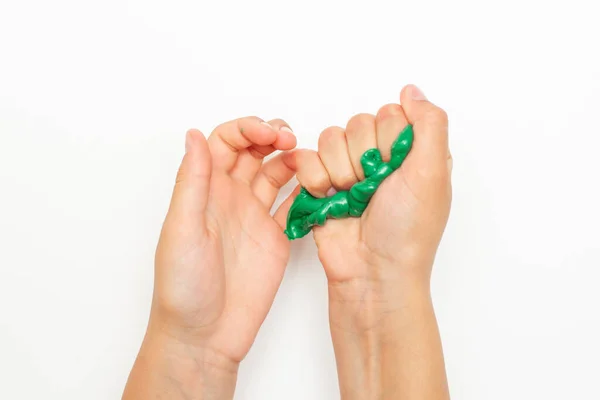 Grüner Schleim in Kinderhänden gequetscht — Stockfoto