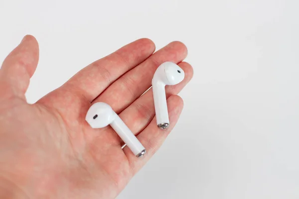 Auriculares inalámbricos blancos a mano — Foto de Stock