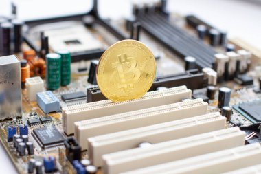 Ana bilgisayar panosunda Altın Bitcoin var. Elektronik para birimi.