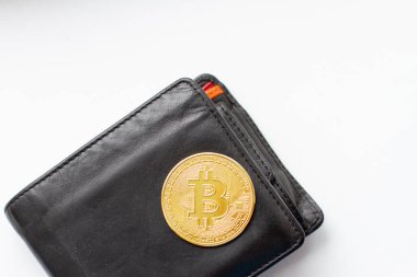 Siyah deri cüzdanda altın para