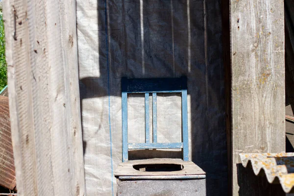 プロット上の古い木製のトイレ — ストック写真