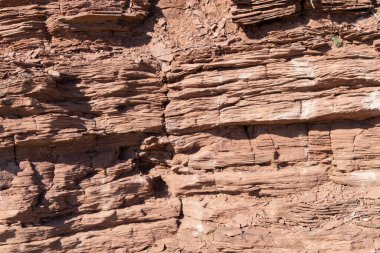 Kaya taşının turuncu dokusu. Yerin altında taş duvar