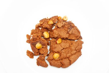 Cevizli kırık yulaf ezmeli kurabiye. Kurabiyeler kırıntılarla parçalandı..