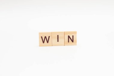 WIN kelimesi beyaz arkaplandaki tahta küplerden oluşur..