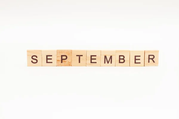 Wort September Aus Holzklötzen Auf Weißem Hintergrund Monat Des Jahres — Stockfoto