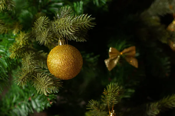 Bola Oro Árbol Abeto Navidad Con Decoración — Foto de Stock