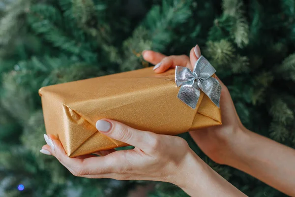 Tangan Wanita Memegang Hadiah Natal Atau Kotak Hadiah Tahun Baru — Stok Foto