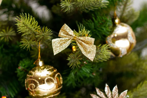 Goldene Weihnachtskugel Und Schleife Auf Einer Kiefer Geschmückter Weihnachtsbaum — Stockfoto