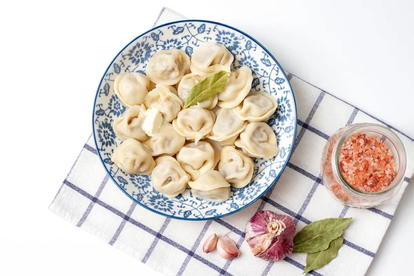 Dumplings Een Blauwe Plaat Een Geruite Handdoek Rustieke Stijl Ravioli — Stockfoto