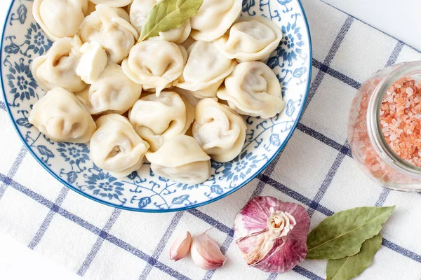 Close Van Dumplings Een Blauwe Plaat Een Geruite Handdoek Ravioli — Stockfoto