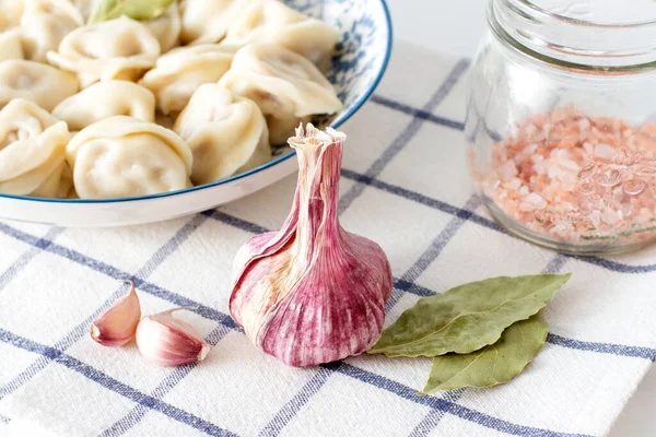 Kop Van Knoflook Laurierblad Achtergrond Van Een Bord Met Knoedels — Stockfoto