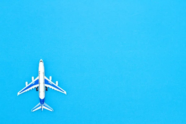 Model Pesawat Udara Pada Latar Belakang Warna Langit Biru Mockup — Stok Foto