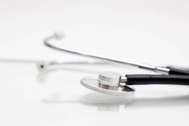 Beyaz arka planda tıbbi steteskop. Fonendoskop yakın plan. Doktorun aleti. Seçici odak.