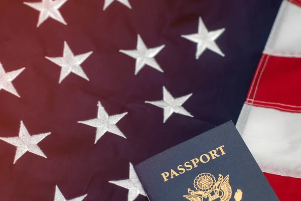 Passaportes Dos Estados Unidos Colocados Bandeira Americana — Fotografia de Stock