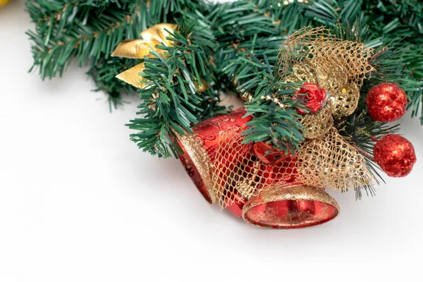 Corona de Navidad hecha de ramas de abeto con campanas rojas de Navidad. Decoraciones para Navidad — Foto de Stock
