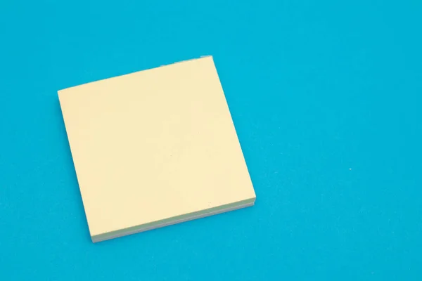Stack Adesivi Carta Gialla Sfondo Blu — Foto Stock