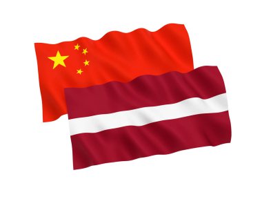 Beyaz bir arka plan üzerinde Letonya ve Çin'i bayrakları