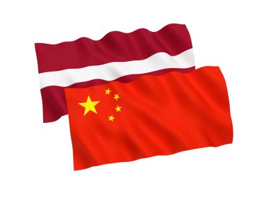 Beyaz bir arka plan üzerinde Letonya ve Çin'i bayrakları