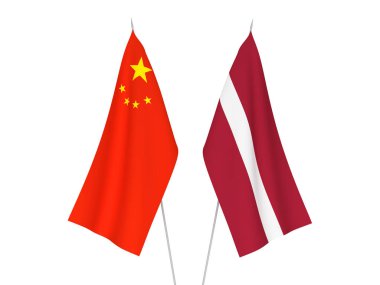 Çin ve beyaz arka plan üzerinde izole Letonya Ulusal Kumaş bayrakları. 3D render illüstrasyon.