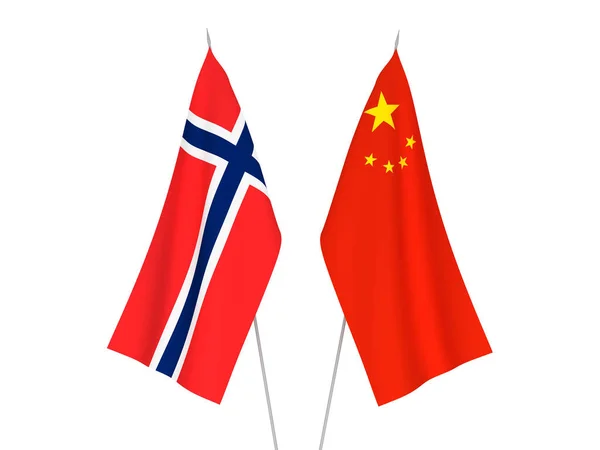 China en Noorwegen vlaggen — Stockfoto