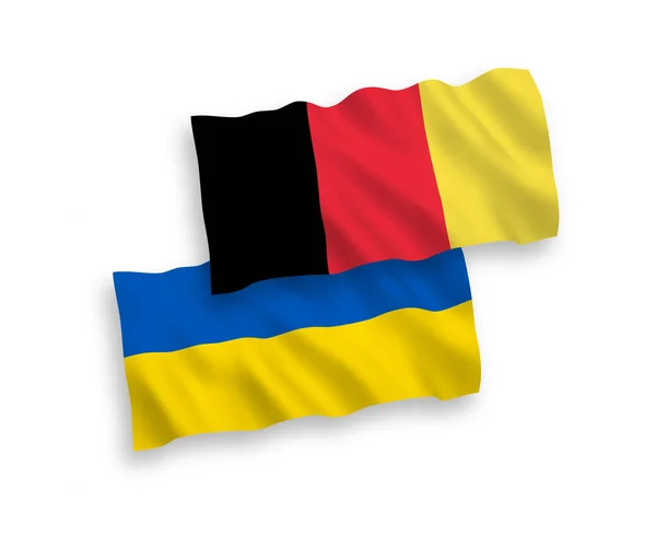 Bandeiras da Bélgica e da Ucrânia sobre um fundo branco — Vetor de Stock
